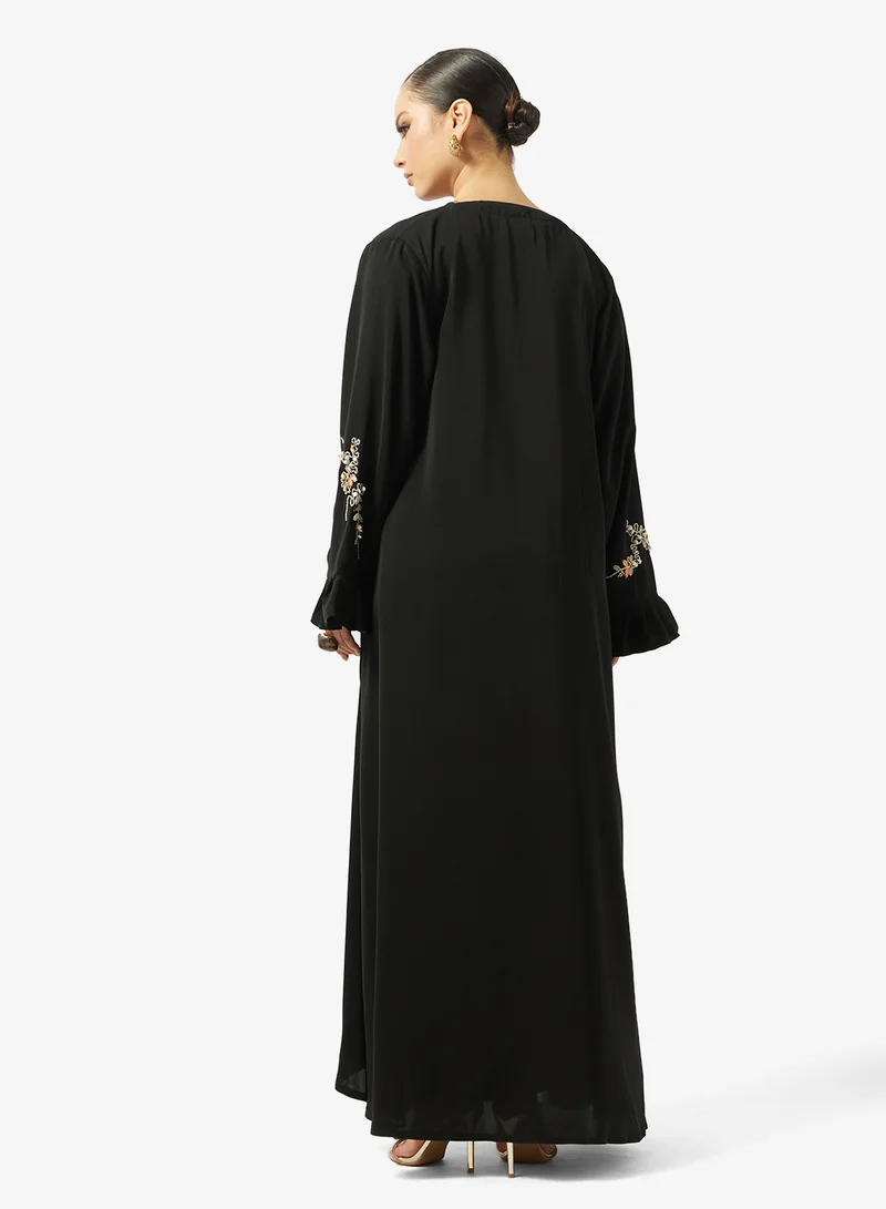 هيا كلوزيت عباية مفتوحة بياقة على شكل حرف  مزينة بالزهور